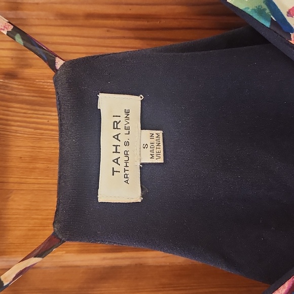 Tahari floral dress with pockets - Picture 3 of 5